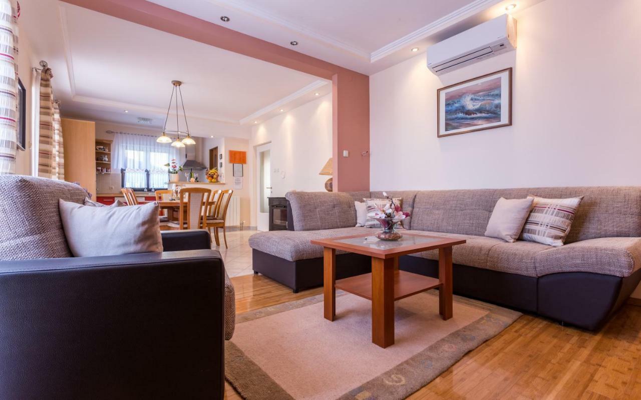 Apartment Smilja Malinska Buitenkant foto